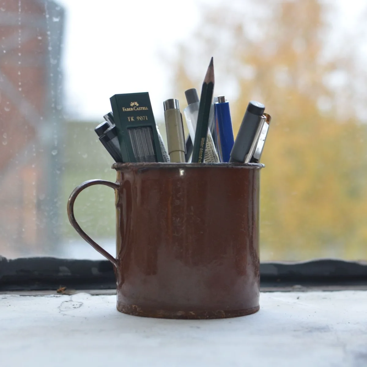 aboutpage_pencilsondesk
